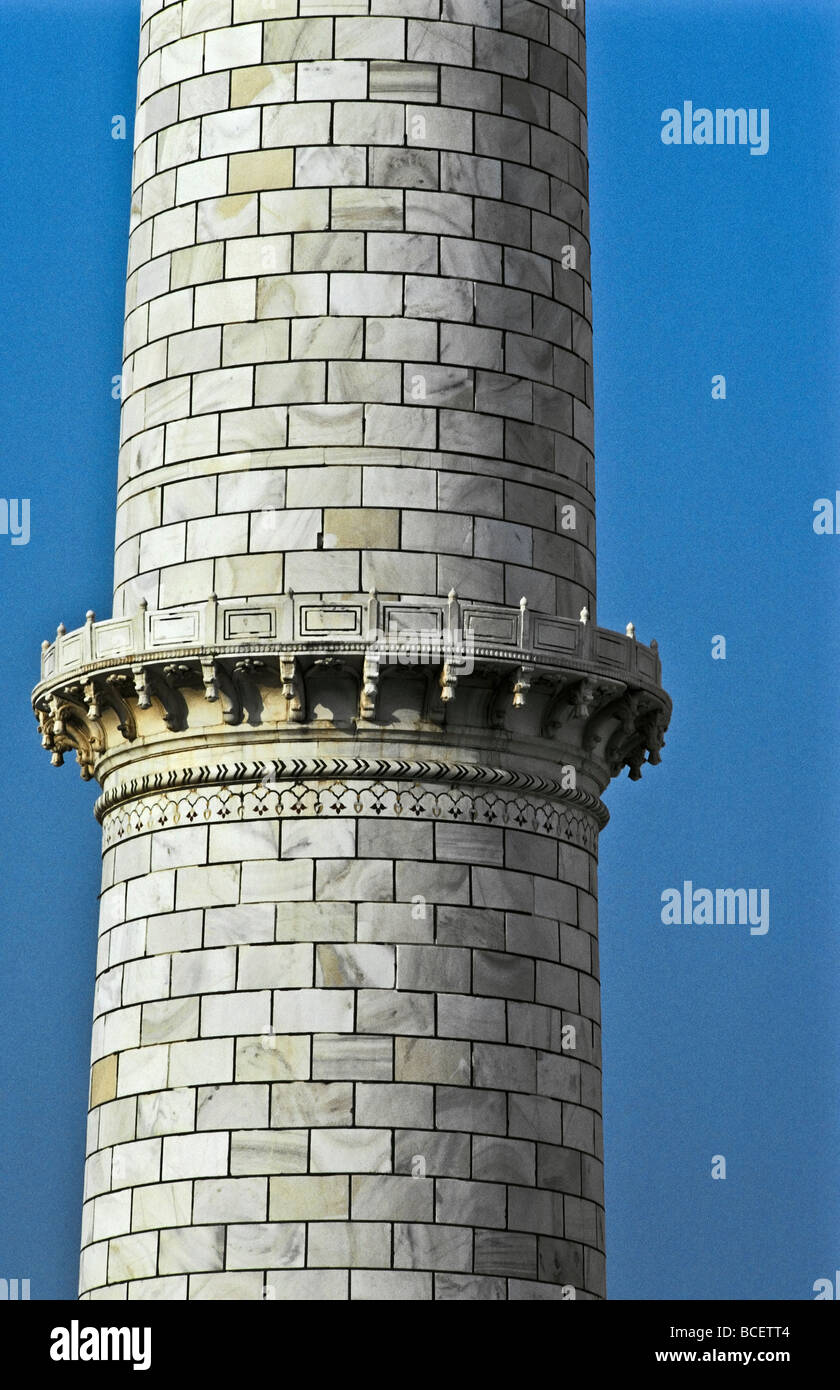 Un balcon sur un minaret en marbre par le mausolée au Taj Mahal. Banque D'Images