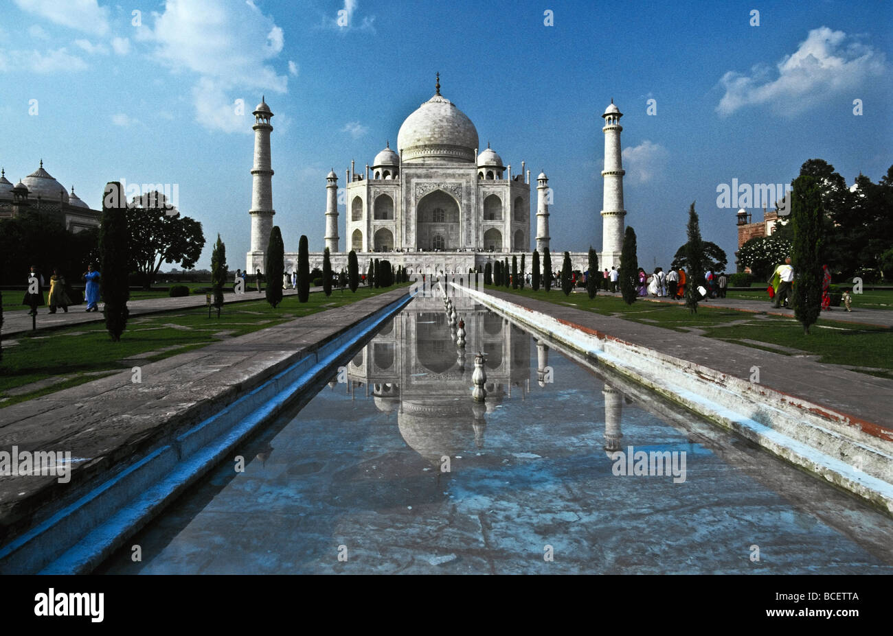 Le Mausolée du Taj Mahal et de minarets en miroir dans le miroir d'eau. Banque D'Images