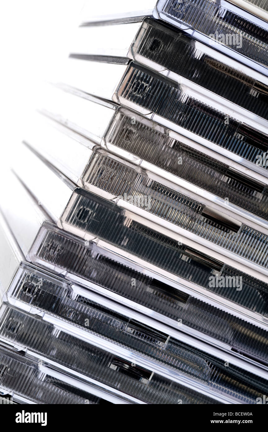 Un gros plan incliné de CDs dans les cas Banque D'Images