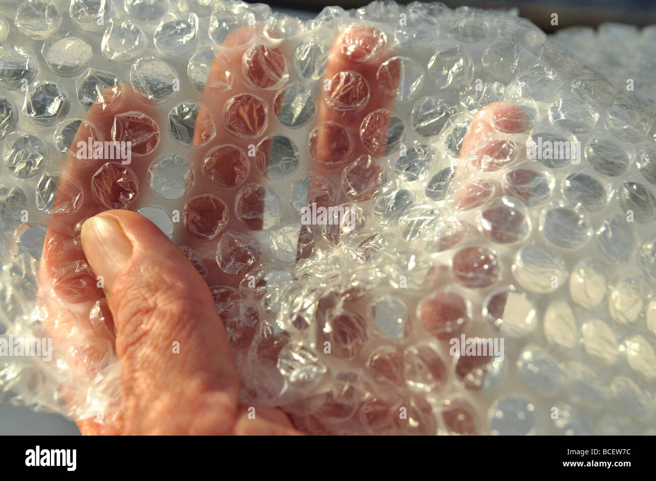 A hand holding rétractable d'enrubannage. Banque D'Images