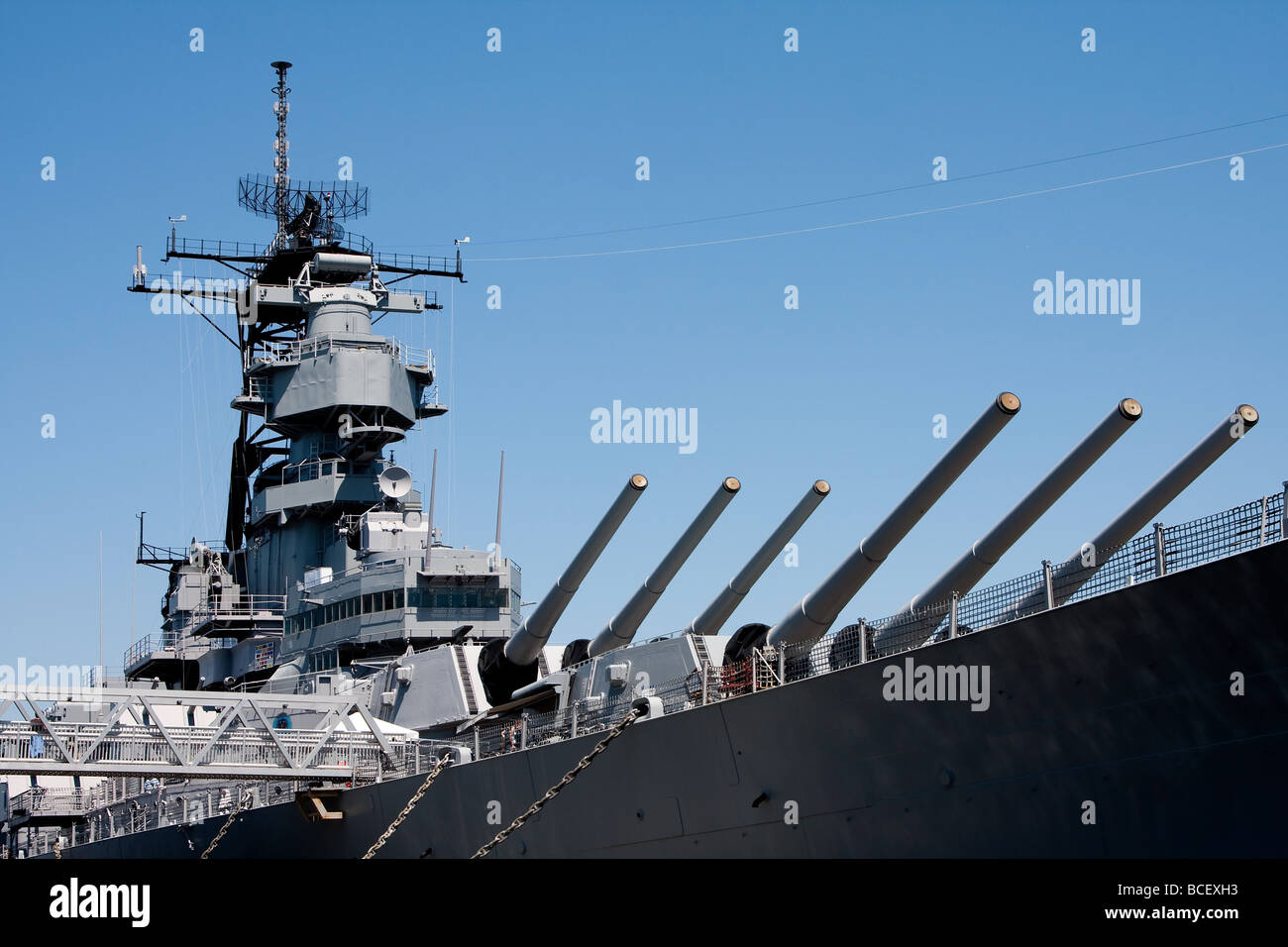 Tourelle de barils et la tour de contrôle avec le radar sur un militaire de la marine des États-Unis classe Iowa battleship Banque D'Images