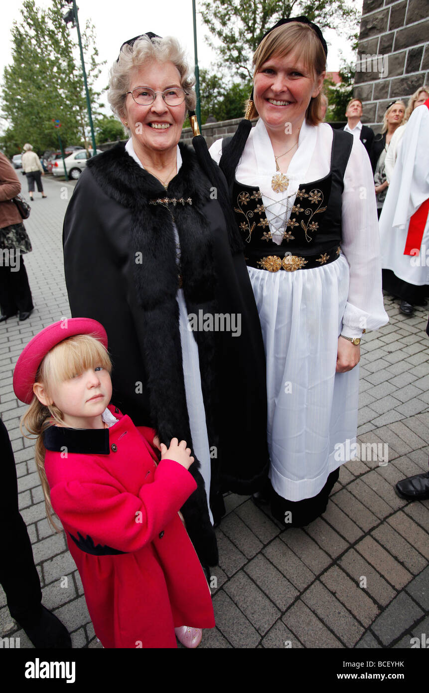 Les femmes en robe traditionnelle islandaise après service de l'église de Reykjavik, Islande Banque D'Images