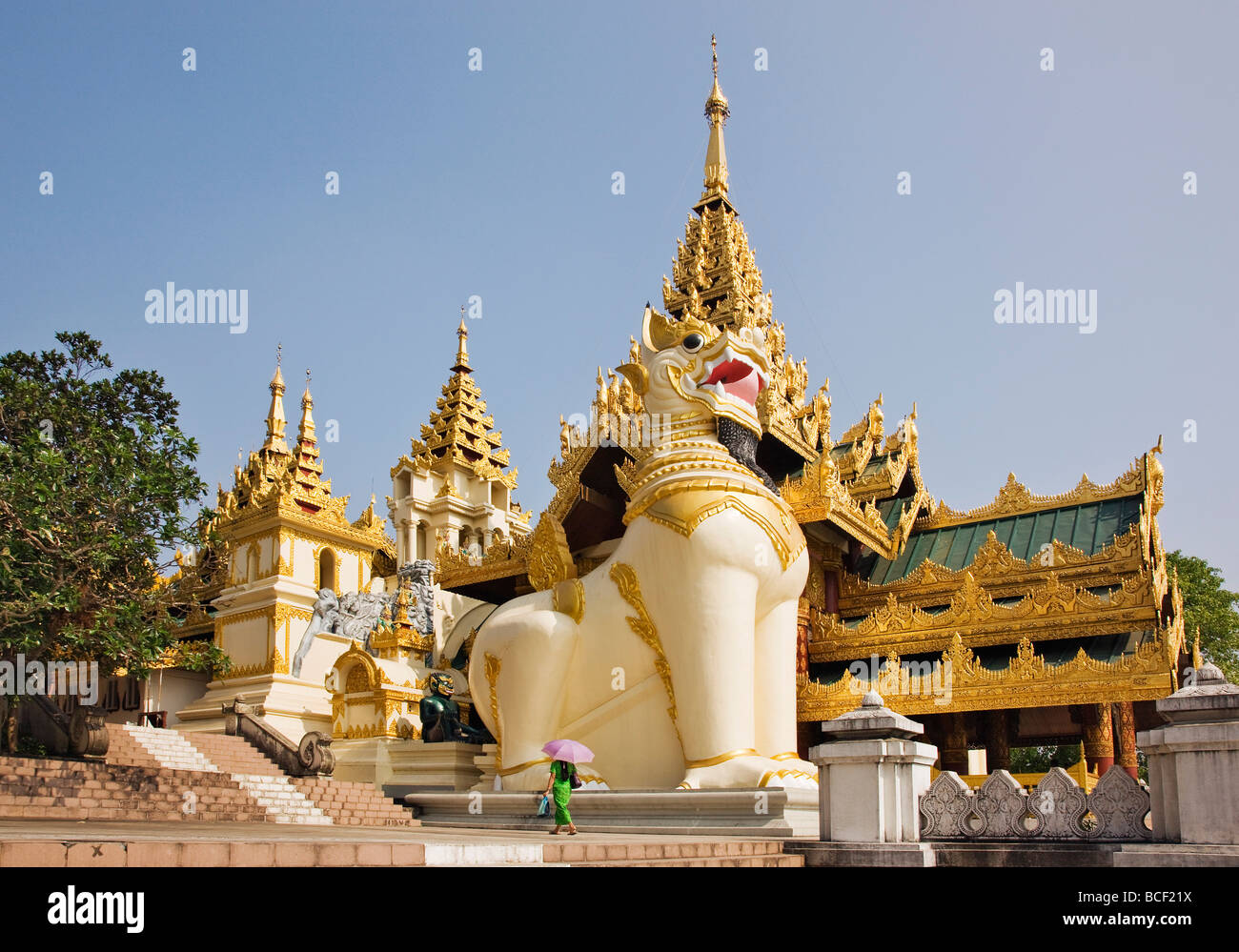 Le Myanmar, Birmanie, Yangon. Chinthe (la moitié lion, moitié dragon tuteurs) à l'entrée d'Shwedagan Golden Temple. Banque D'Images