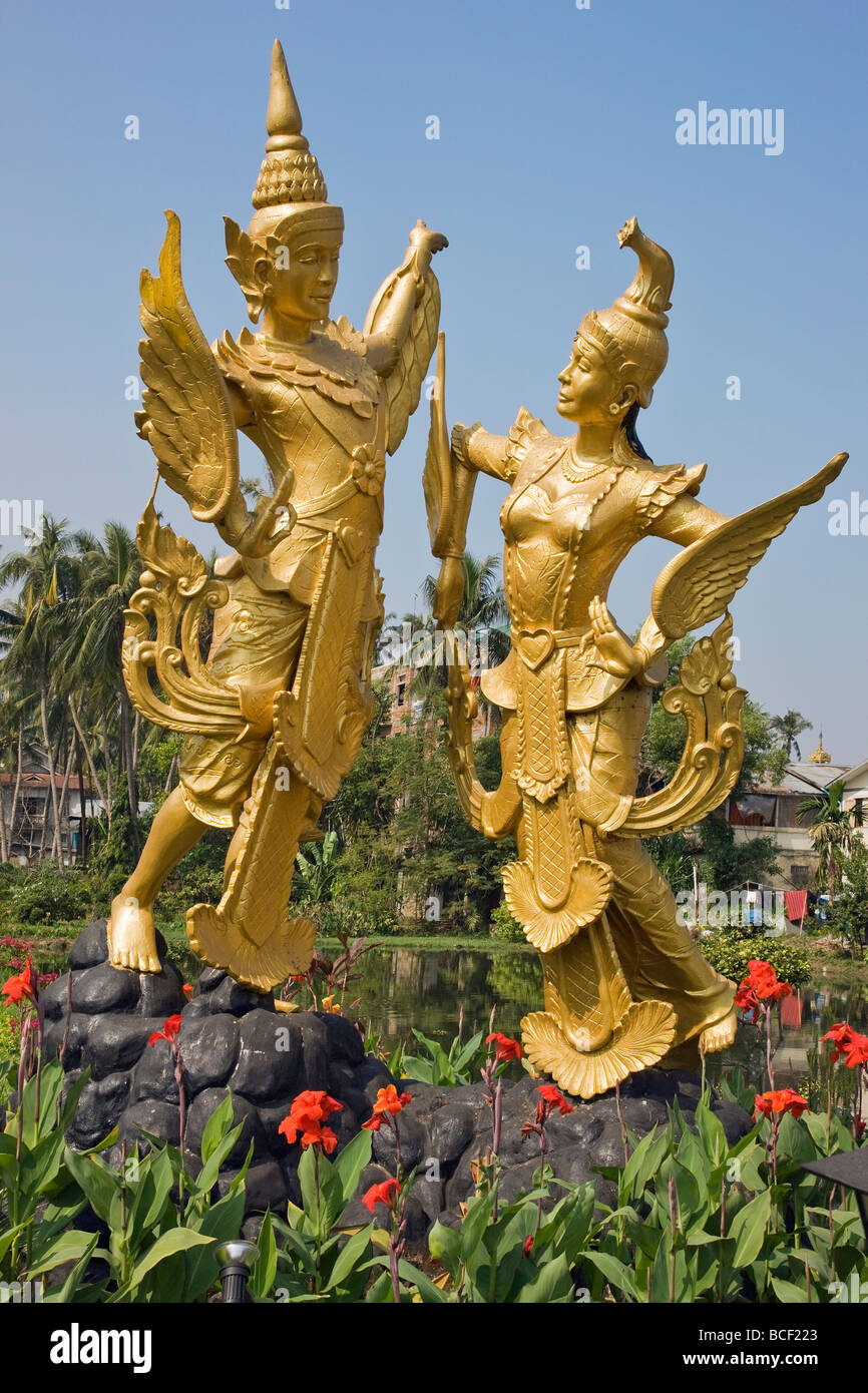 Le Myanmar, Birmanie, Yangon. Une statue de l'créatures mythiques Kannari et Kannara - mi-homme, mi-oiseau - dans le Myananda Lake. Banque D'Images