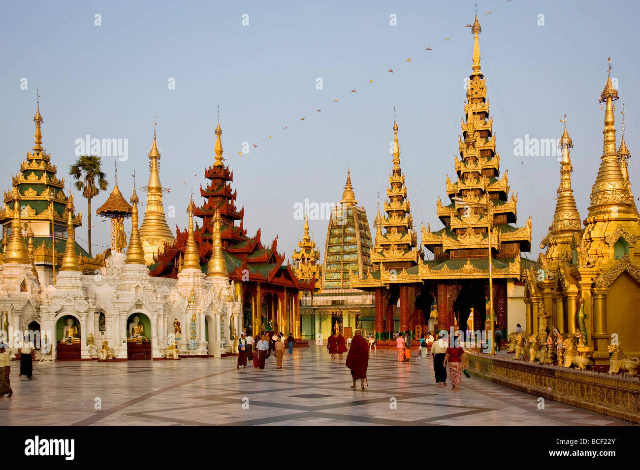Le Myanmar, Birmanie, Yangon. Les petits stupas, temples, sanctuaires, salles de prières et des pavillons de la pagode Shwedagon Golden Temple Banque D'Images