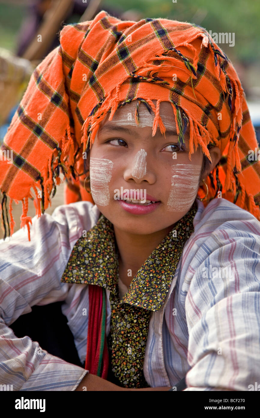 Le Myanmar. La Birmanie. Lac Inle. Un joli Pa-O femme au marché flottant de Ywa-ma sur le lac Inle. Banque D'Images