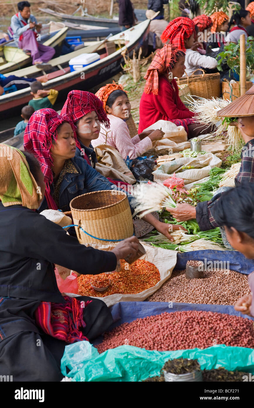 Le Myanmar. La Birmanie. Lac Inle. Les femmes Pa-O La vente de produits de la ferme au marché flottant de Ywa-ma sur le lac Inle. Banque D'Images