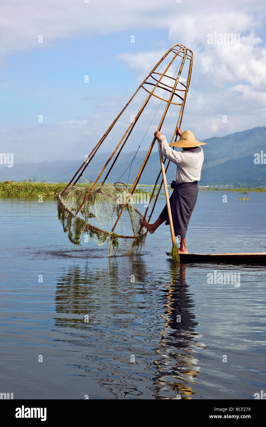 Le Myanmar. La Birmanie. Lac Inle. Un pêcheur ethnie Intha utilise un filet en forme de cône traditionnel tendue sur un cadre en bambou pour attraper le poisson. Banque D'Images