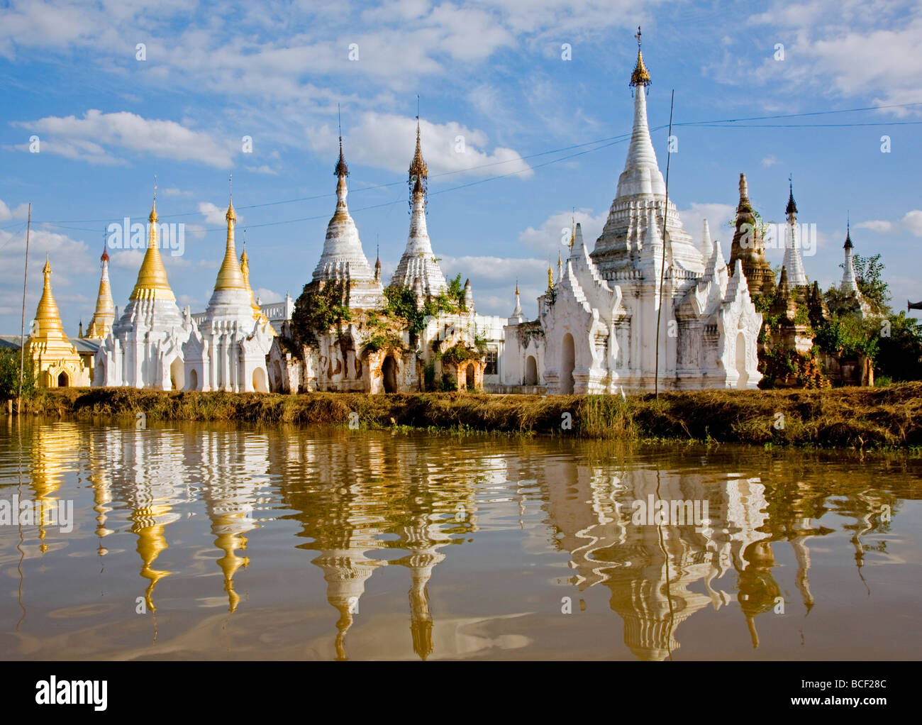Le Myanmar, Birmanie, le lac Inle. Sanctuaires bouddhistes se reflétant dans les eaux du lac Inle. Banque D'Images