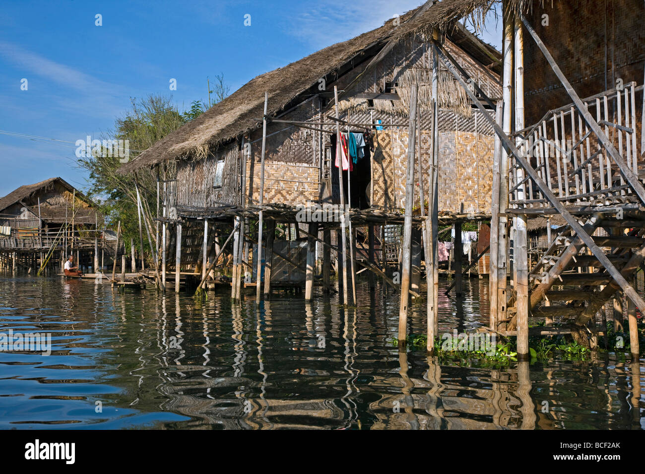 Le Myanmar, Birmanie, le lac Inle. Ethnie Intha typique des maisons sur pilotis dans le lac Inle. Les murs à motifs sont faits de bambou tressé. Banque D'Images