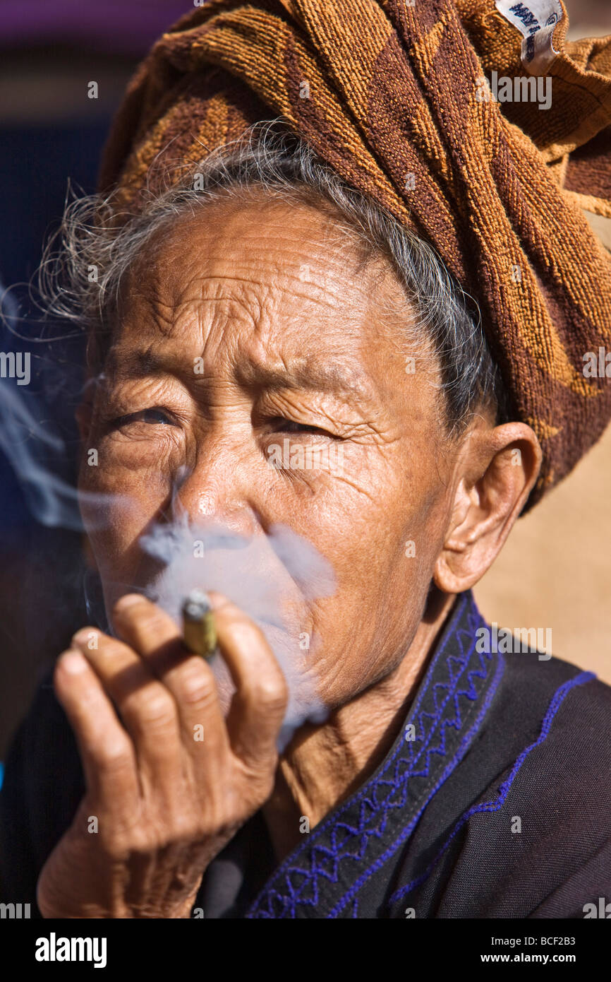 Le Myanmar, Birmanie, le lac Inle. Un vieux Pa-O femme fume un cheroot. Banque D'Images