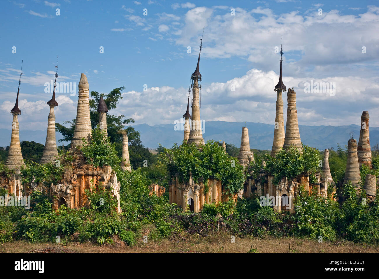 Le Myanmar, Birmanie, le lac Inle. Ruines de vieux temples bouddhistes stupas et à la pagode Shwe Inn Tain non restaurés. Banque D'Images