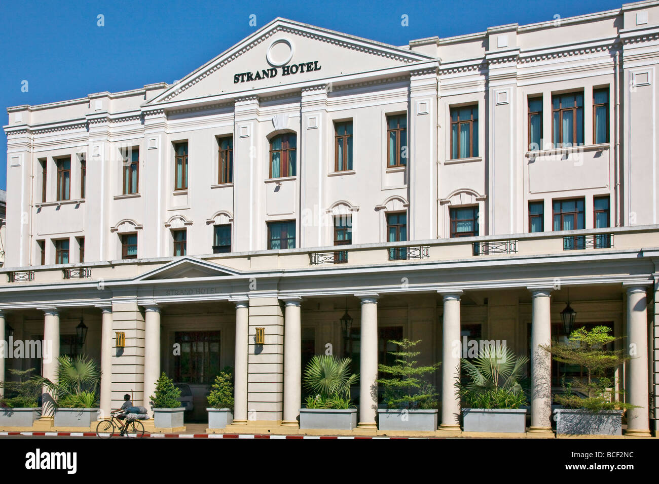 Le Myanmar, Birmanie, Yangon. Le Grand Hôtel affiche son héritage colonial. Construit en 1896 par les propriétaires de l'Hôtel Raffles à Singapour Banque D'Images