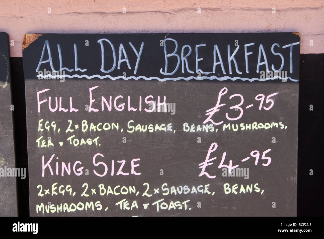 Une publicité signe un petit déjeuner anglais complet tous les jours à l'extérieur d'un café au Royaume-Uni Banque D'Images