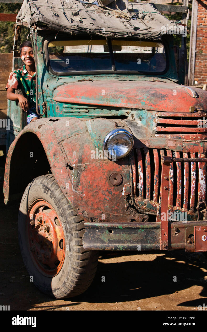 Le Myanmar, Birmanie, Sittwe. Vieux véhicules militaires comme ce camion Chevrolet ont été abandonnés à la ferraille en Birmanie après la Seconde Guerre mondiale. Banque D'Images
