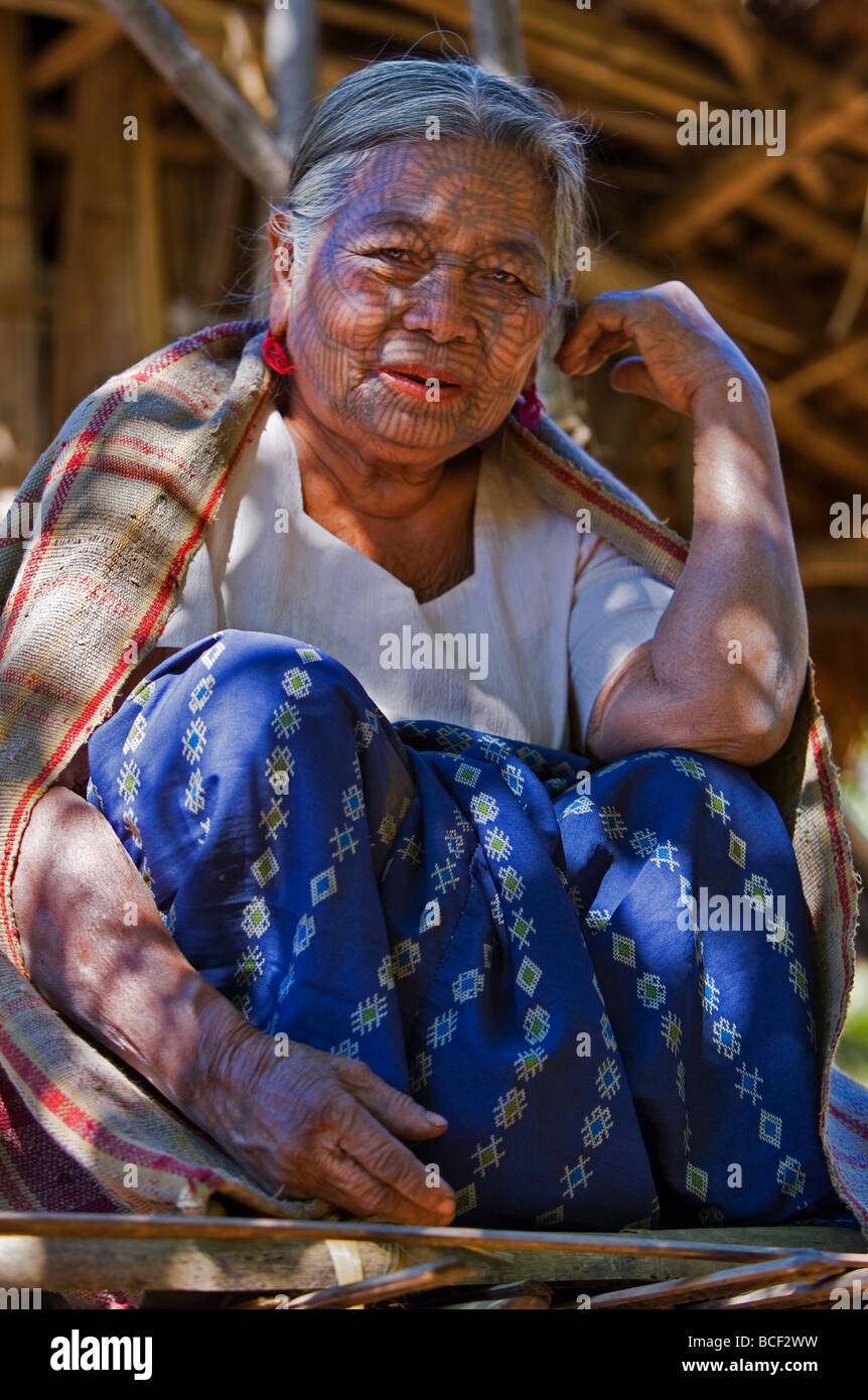 Le Myanmar, l'État de Chin, Kyi Chaung Village. Femme avec un menton visage tatoué. Il était d'usage que les filles à être tatouée à 14 ou 15. Banque D'Images