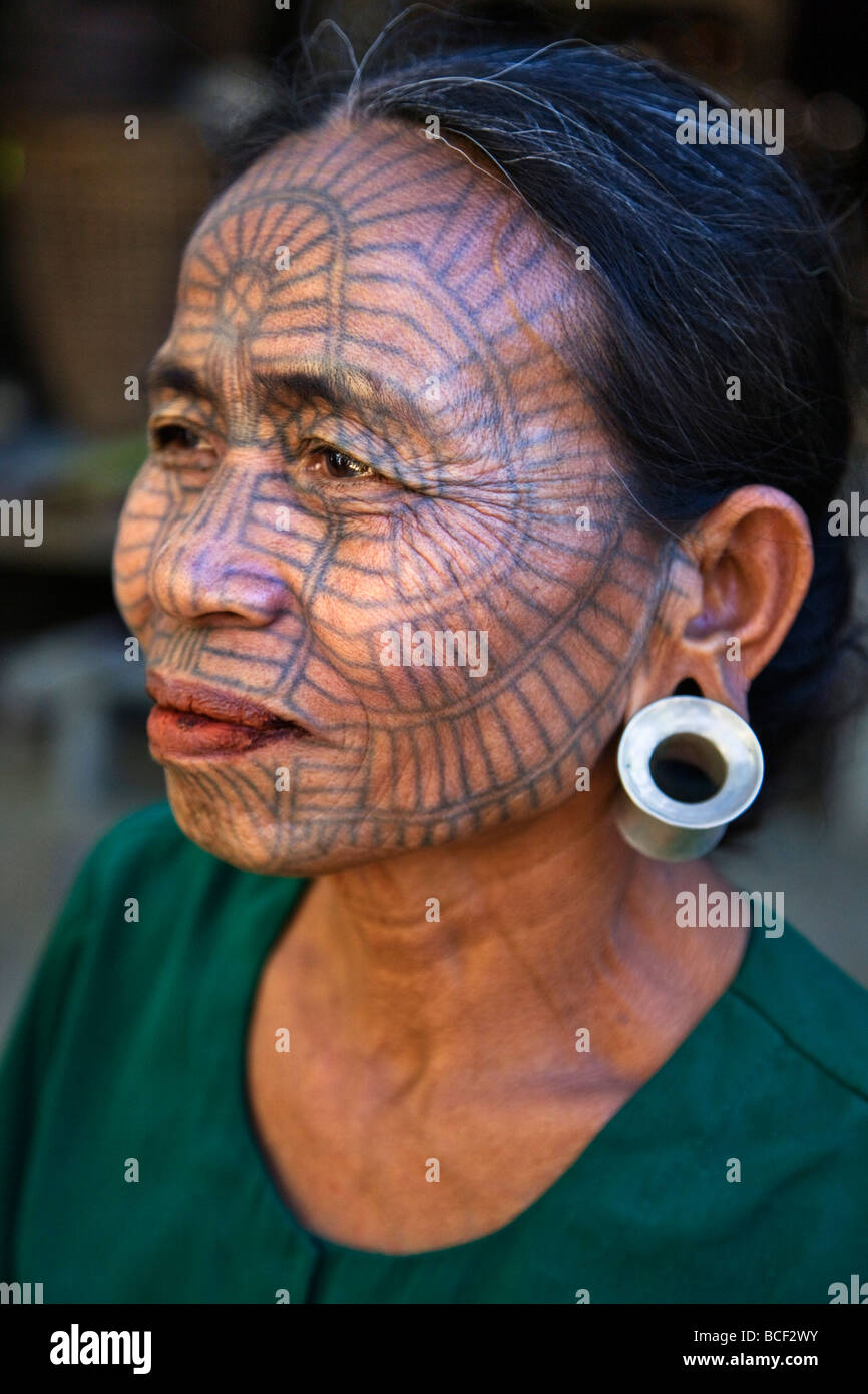 Le Myanmar, l'État de Chin, Kyi Chaung Village. Femme avec un menton visage tatoué. Il était d'usage que les filles à être tatouée à 14 ou 15. Banque D'Images