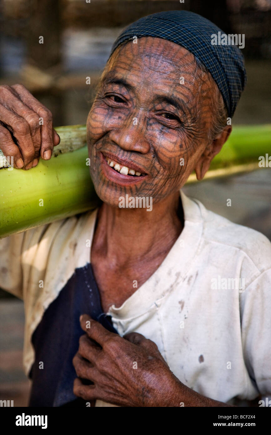 Le Myanmar, l'État de Chin, Panbaung Village. Femme avec un menton visage tatoué. Il était d'usage que les filles à être tatouée à 14 ou 15. Banque D'Images