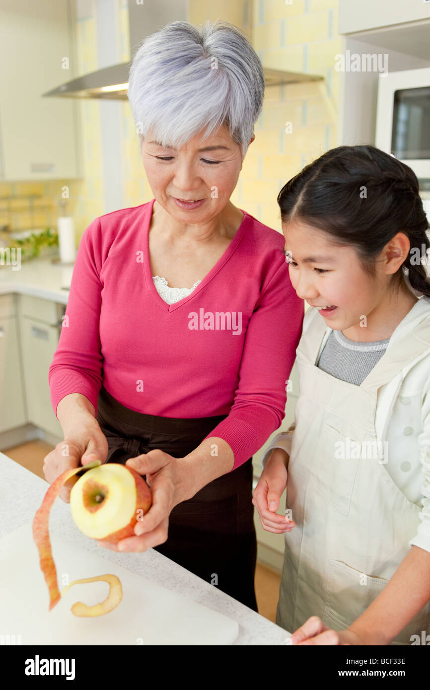 La cuisine grand-mère avec sa petite-fille Banque D'Images