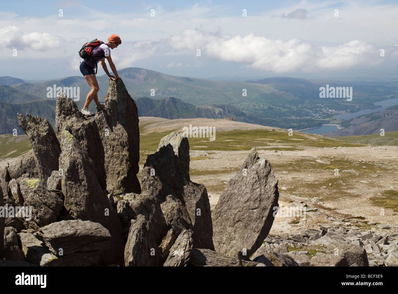 Le Nord du Pays de Galles, Snowdonia. Femme active à marcher et à monter dans l'Ogwen Valley, Snowdonia, le Nord du Pays de Galles Banque D'Images