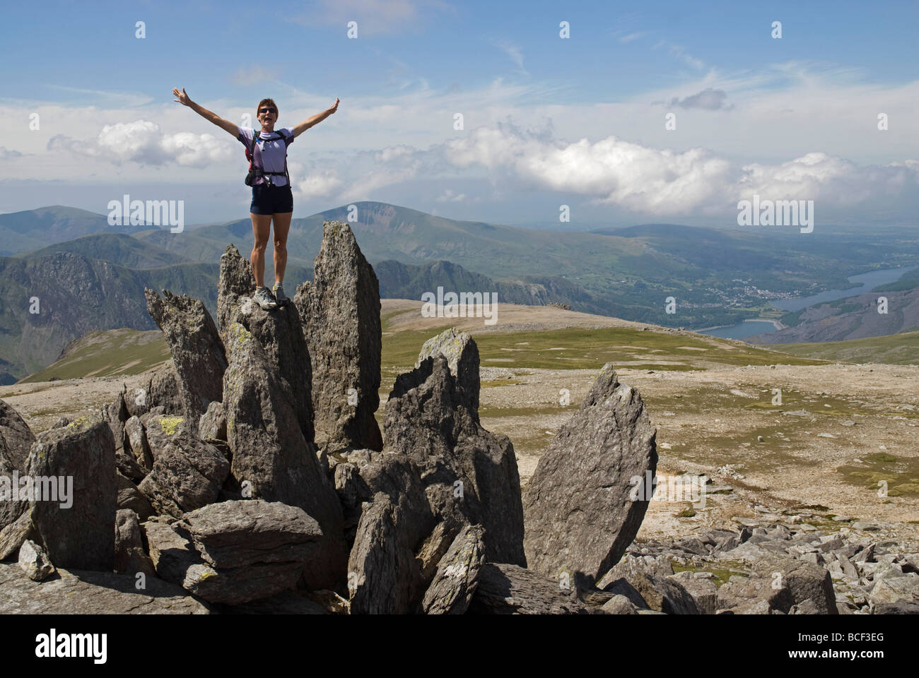 Le Nord du Pays de Galles, Snowdonia. Femme active à marcher et à monter dans l'Ogwen Valley, Snowdonia, le Nord du Pays de Galles Banque D'Images