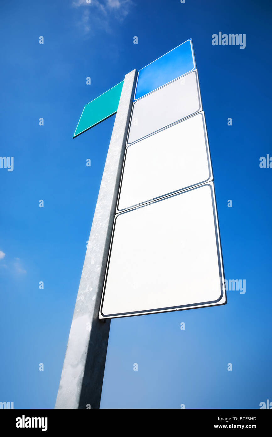 Panneau routier avec textspace vue grand angle et de teinte bleu Banque D'Images