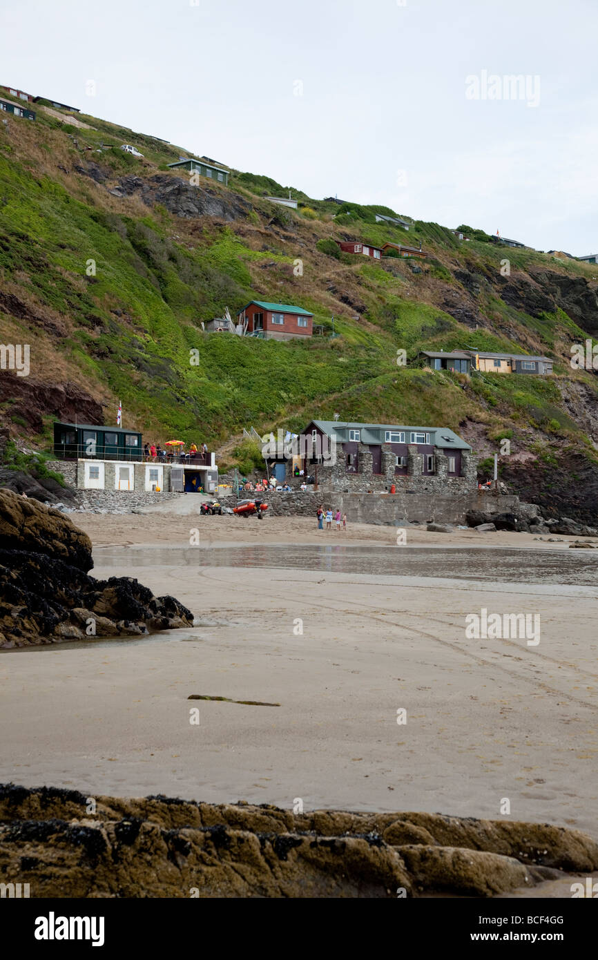 Station RNLI lifegard et Eddystone Cafe au pied de Falaise, Tregonhawke, Whitsand Bay Cornwall. Banque D'Images