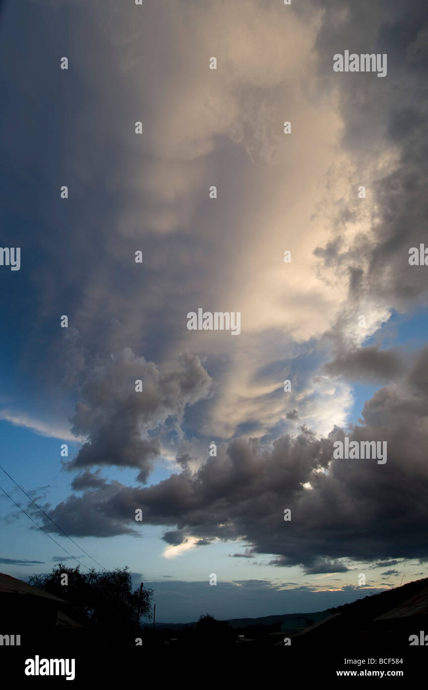 La tombée de la nuit, les nuages du ciel d'Afrique Banque D'Images