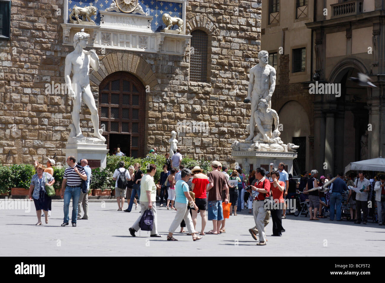 Statue de Neptune dans une fontaine entourée de nymphes de marbre blanc dans la Piazza della Signoria, Florence Banque D'Images