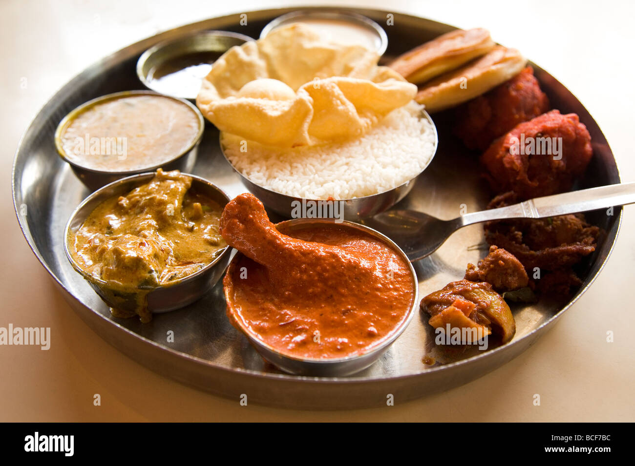 Un thali indien traditionnel (parfois connu simplement comme un repas) est servi. C'est un non-végétarien thali. Banque D'Images