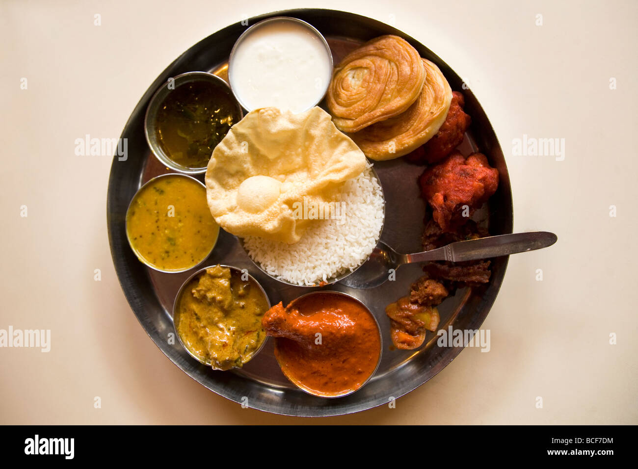 Un thali indien traditionnel (parfois connu simplement comme un repas) est servi. C'est un non-végétarien thali. Banque D'Images