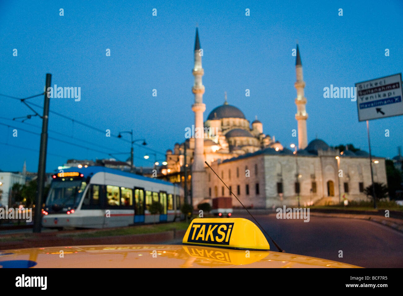 Un taxi et de tramway en face de la nouvelle mosquée Yeni Cami à Istanbul Turquie Banque D'Images