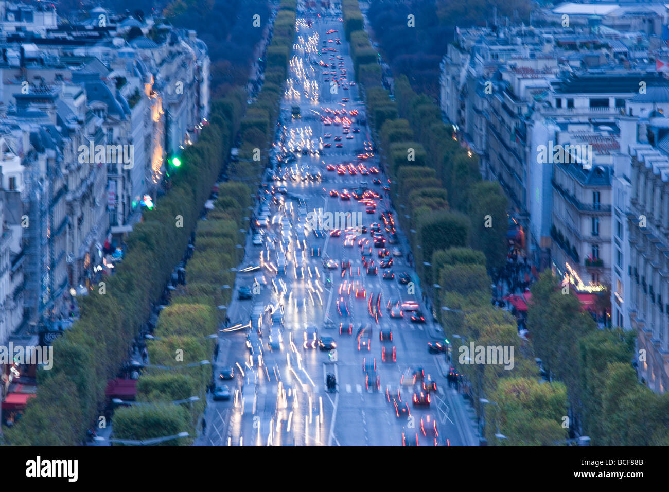 France, Paris, Champs Elysées vue depuis l'Arc de Triomphe Banque D'Images