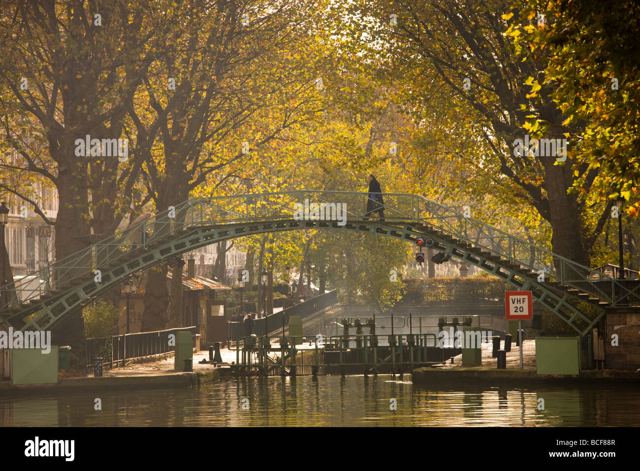 France, Paris, Canal St-Martin, canal footbridge Banque D'Images