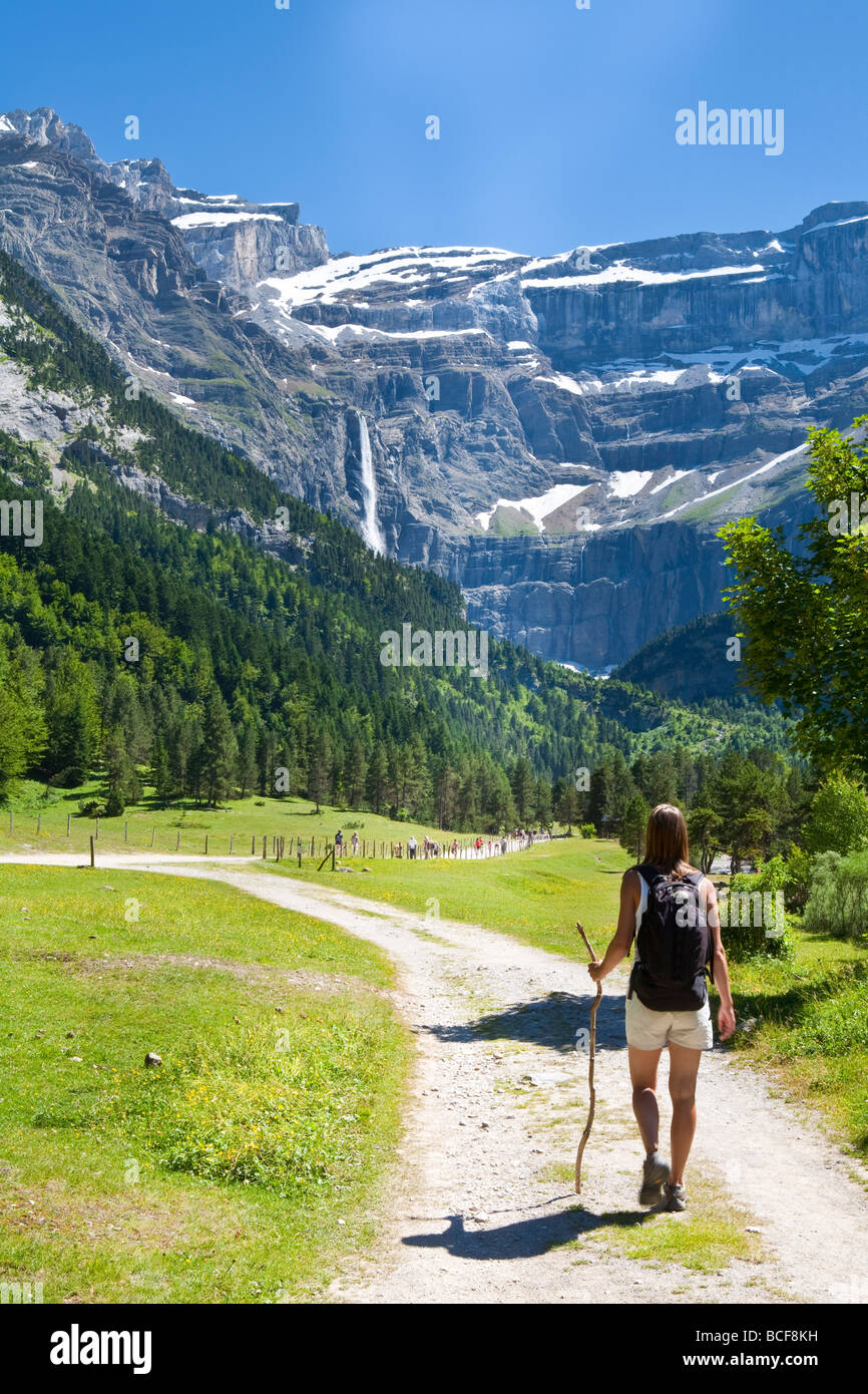 Walker, le Cirque de Gavarnie, le Parc National des Pyrénées, Hautes-Pyrénées, Midi-Pyrénées, France, M. Banque D'Images