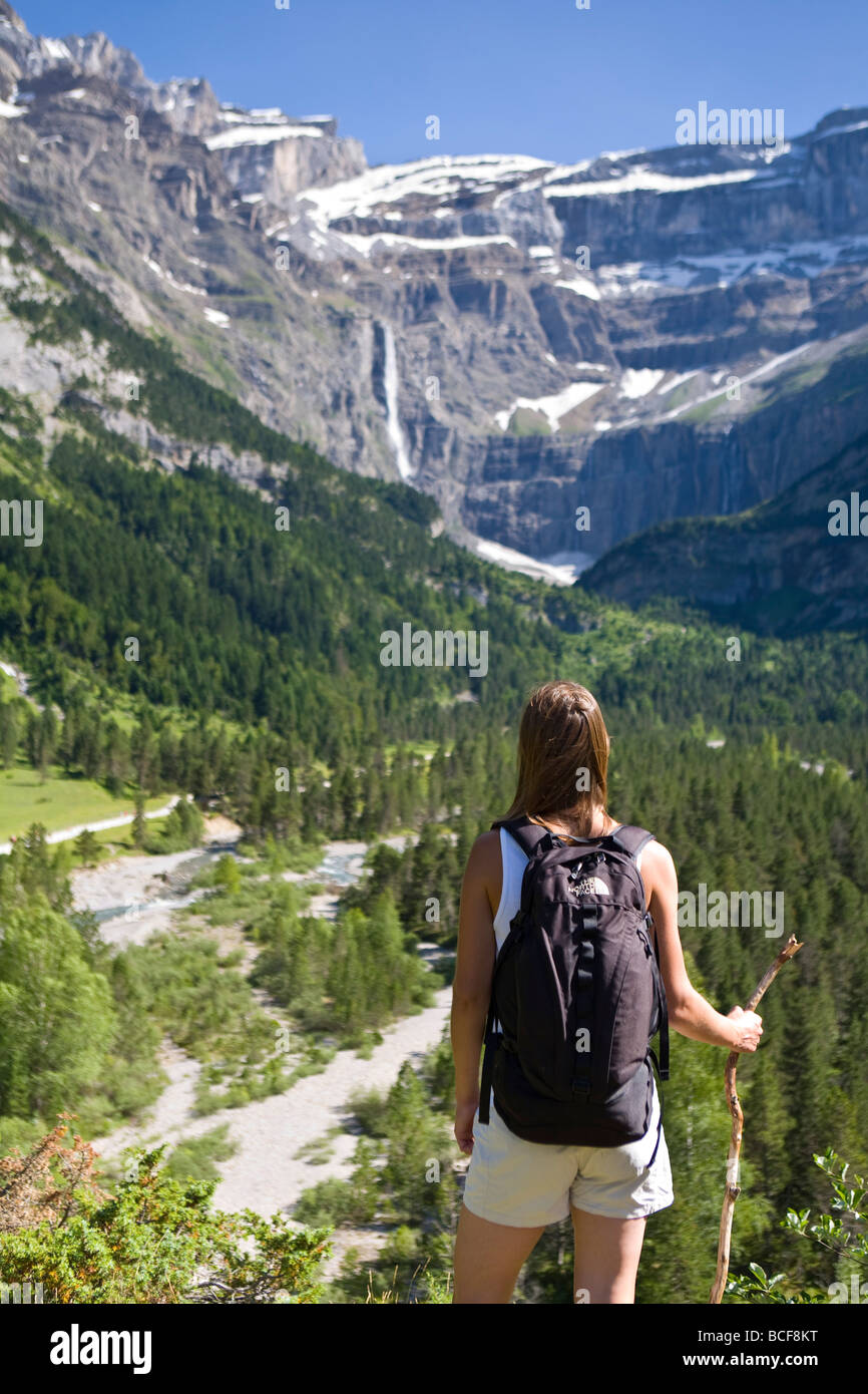 Walker, le Cirque de Gavarnie, le Parc National des Pyrénées, Hautes-Pyrénées, Midi-Pyrénées, France, M. Banque D'Images
