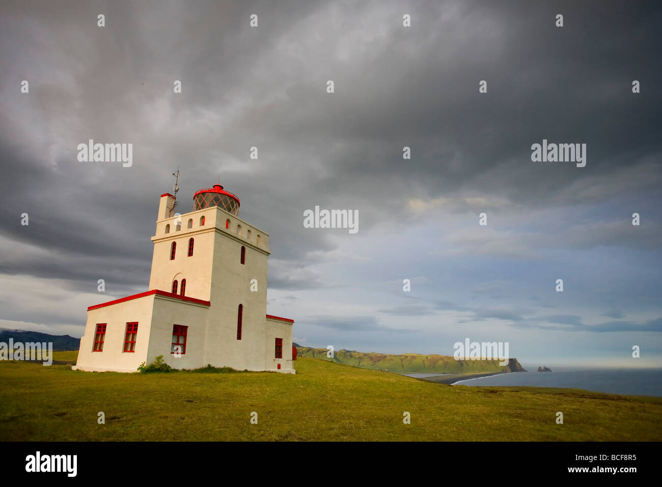 Phare, Dyrholaey, Côte Sud, Islande Banque D'Images