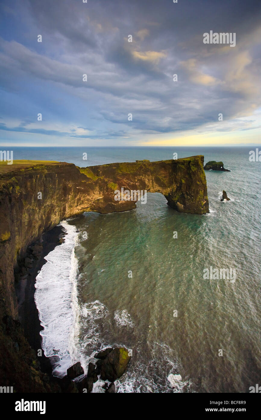 Arch Rock, Dyrholaey, Côte Sud, Islande Banque D'Images