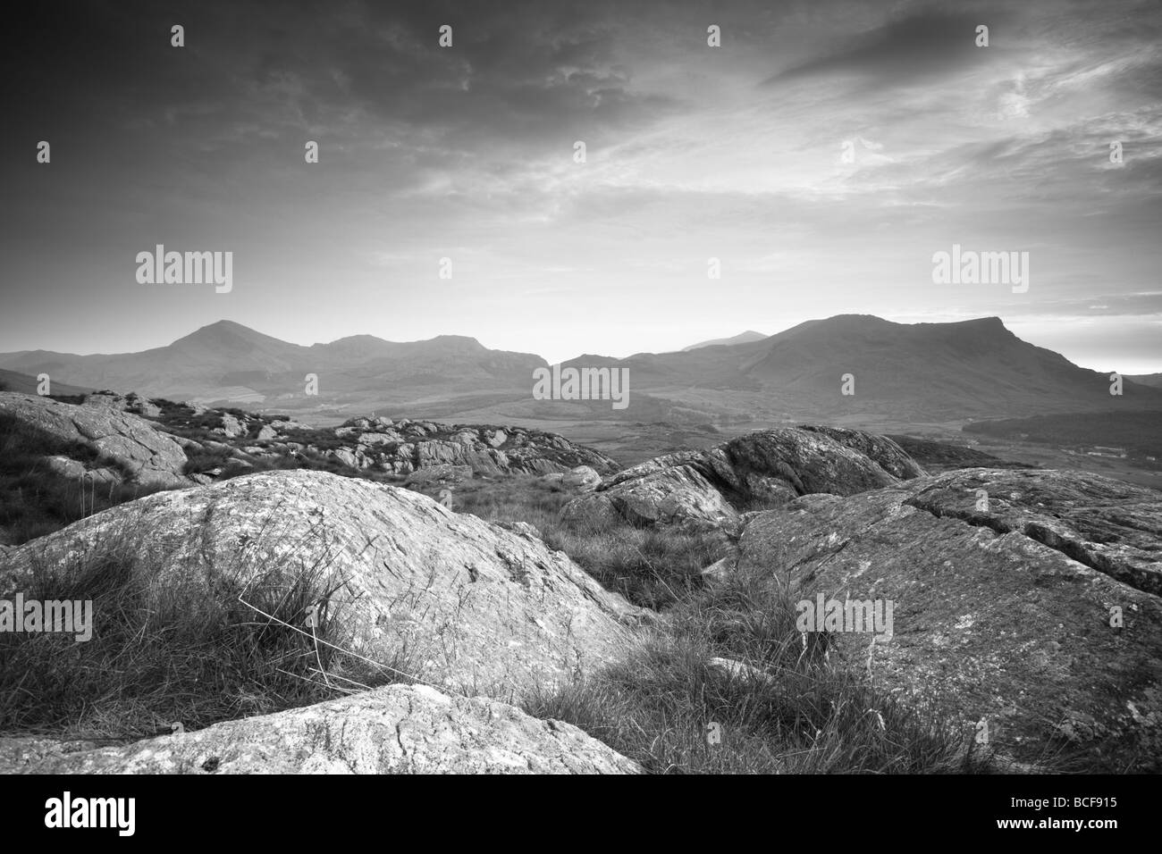 -Y-Llyn, Gader-y-Llyn, Dywarchen Mynydd Mawr et Mynydd Drws-y-coed du Rhyd-Ddu sentier sur les pentes inférieures de Snowdon Banque D'Images