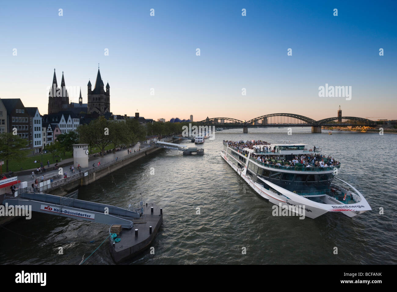 Allemagne, Rhénanie-Westphalie, Cologne, Rhein River Cruise boat Banque D'Images