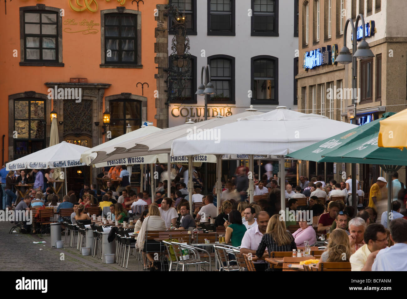 Allemagne, Rhénanie-Westphalie, Cologne, Buttermarkt, Cafés Banque D'Images