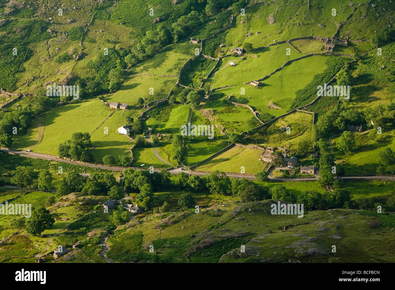 Lumière du soir sur Gwastadnant du Llanberis sentier sur les pentes du nord du Pays de Galles Snowdonia Snowdon Uk Banque D'Images