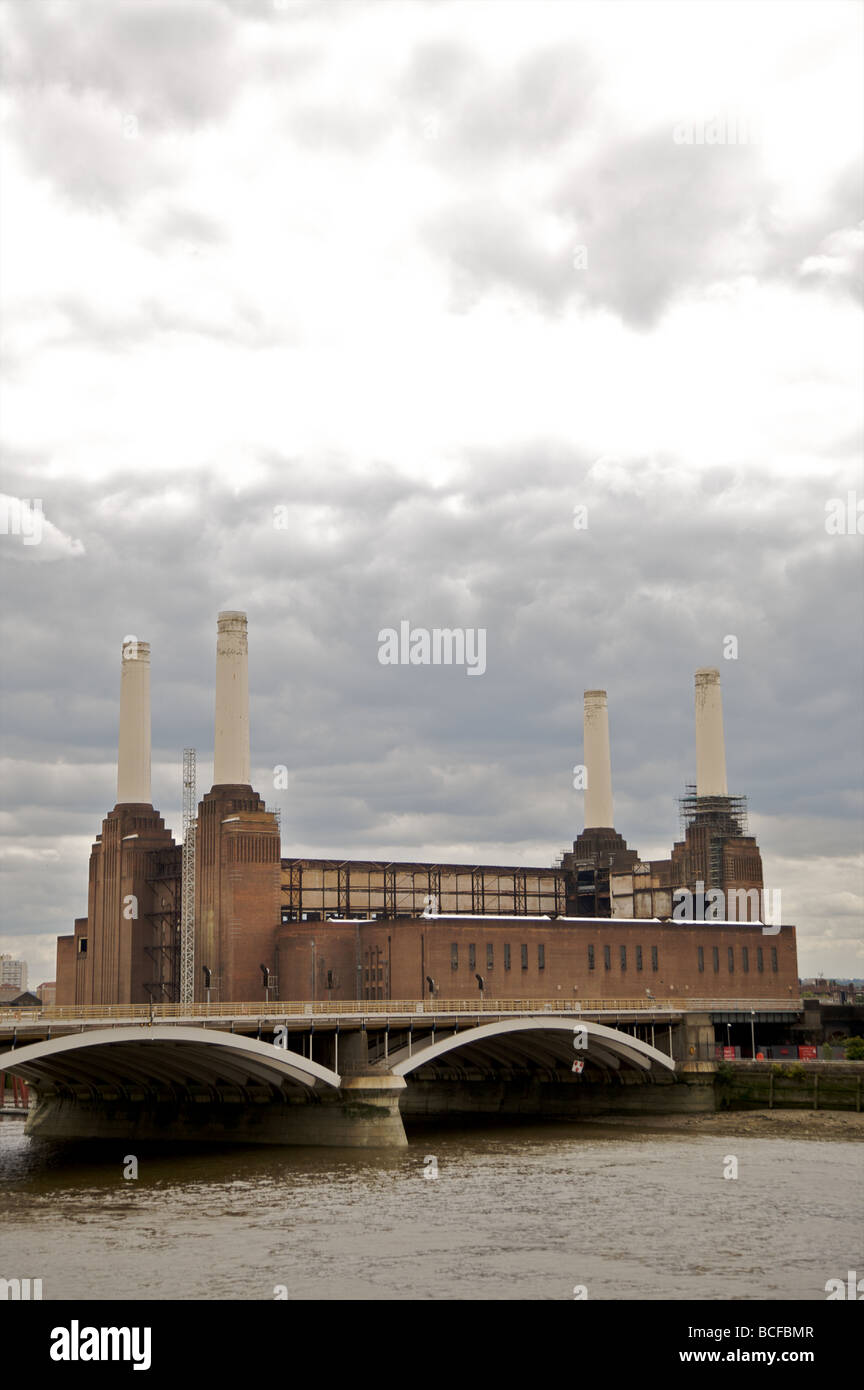 Battersea Power Station se trouve sur la rive sud de la Tamise, les nuages de tempête en retraite et le soleil apparaît. Londres, Angleterre. Banque D'Images