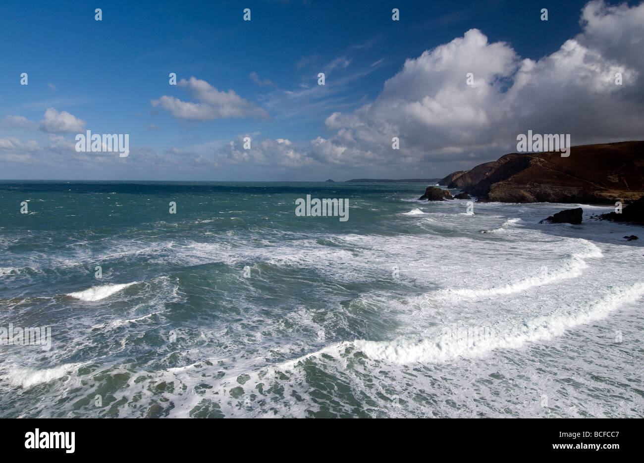 Une mer à Trevaunance Cove près de St Agnes Cornouailles du Nord Banque D'Images
