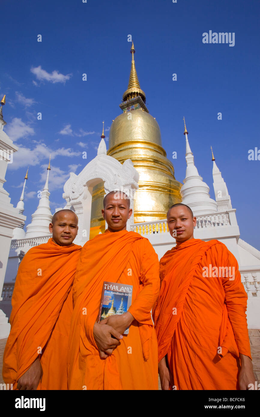 La Thaïlande, Chiang Mai, les moines au Wat Suan Dok Banque D'Images