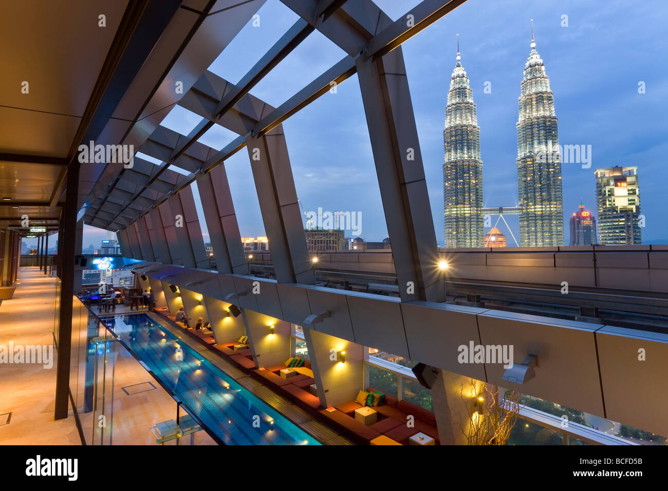 La Malaisie, Kuala Lumpur, vue d'une piscine sur le toit / skybar de Petronas Towers Banque D'Images