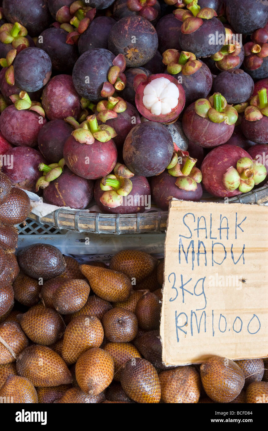 La Malaisie, fruits locaux dans une échoppe de marché Banque D'Images