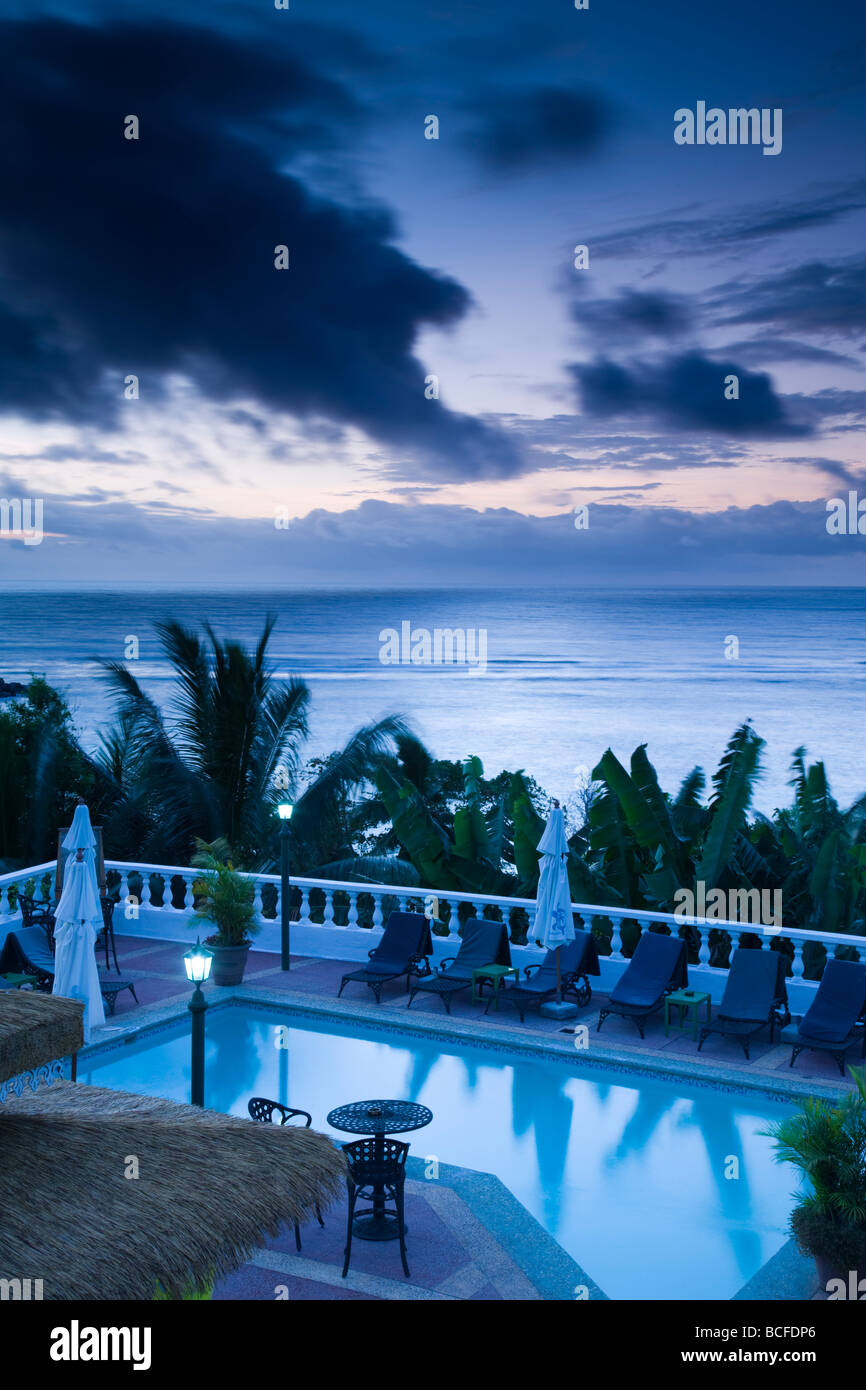 Les Seychelles, l'île de Mahé, le lever du soleil sur la plage de Fairyland Banque D'Images