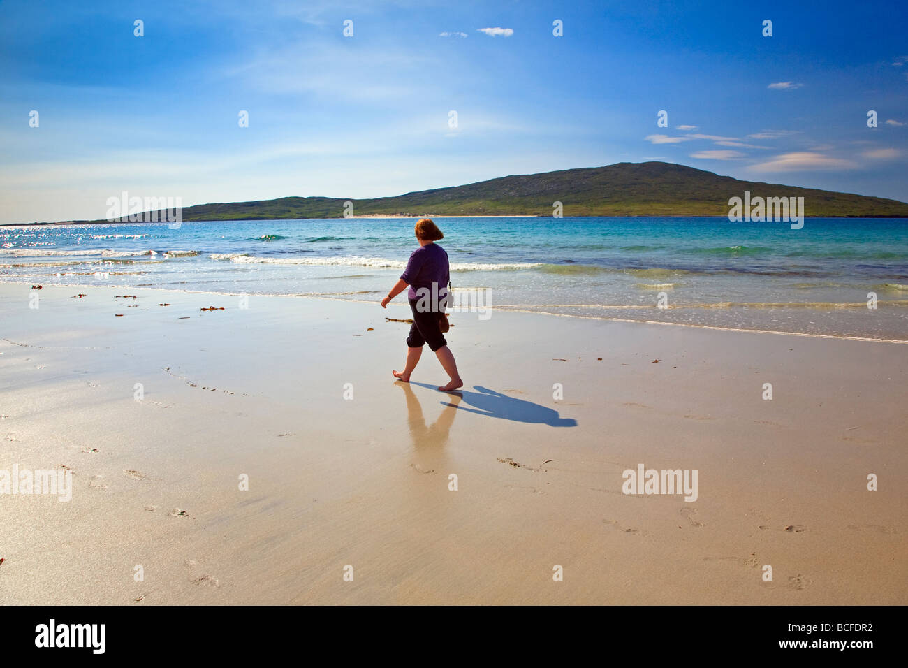 Une femme marche sur une plage de sable près de Luskentyre Isle of Harris, Outer Hebrides, Western Isles, Écosse, Royaume-Uni 2009 Banque D'Images