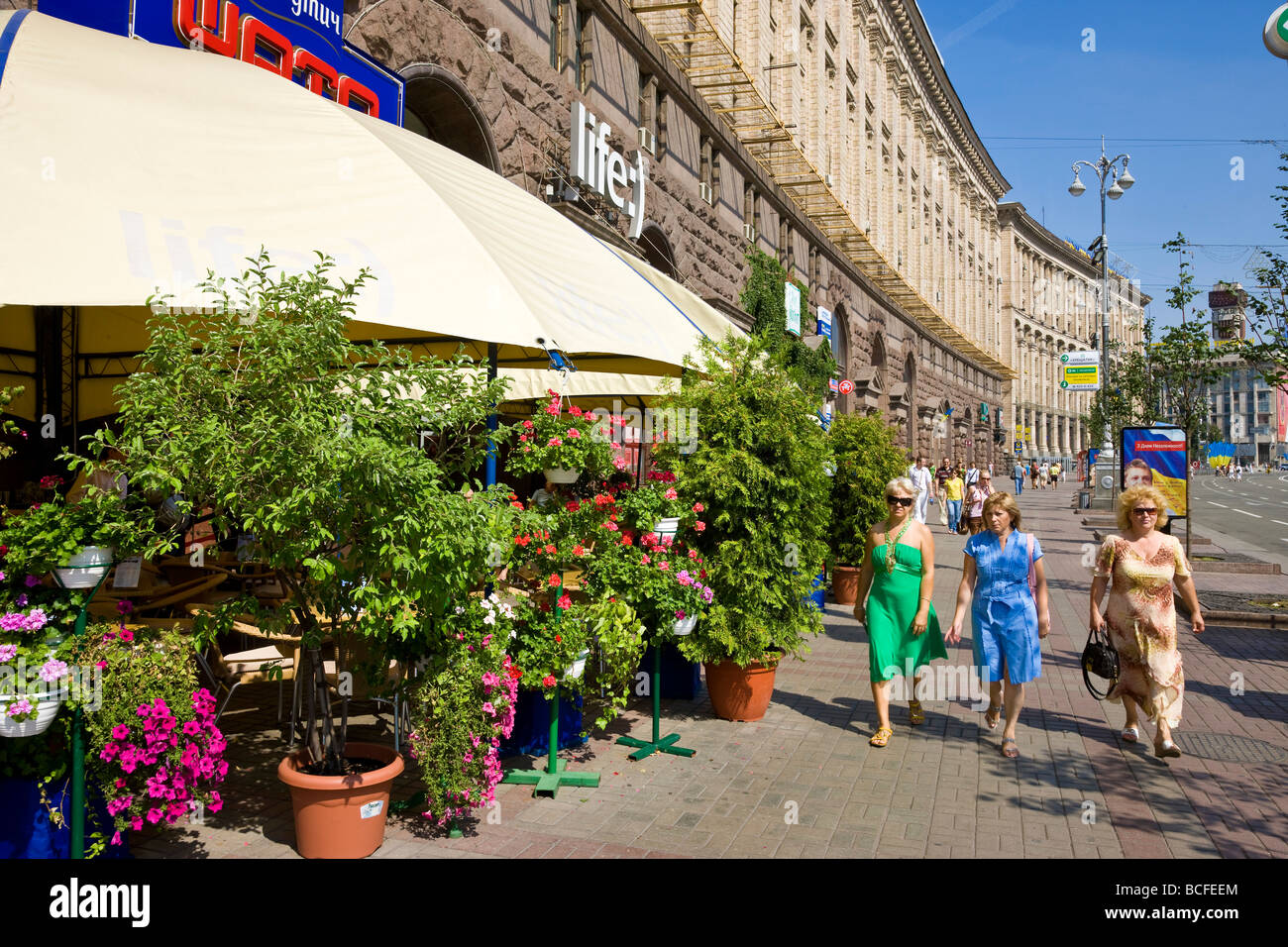 Les personnes qui, de la rue Khreshchatyk, Kiev, Ukraine Banque D'Images